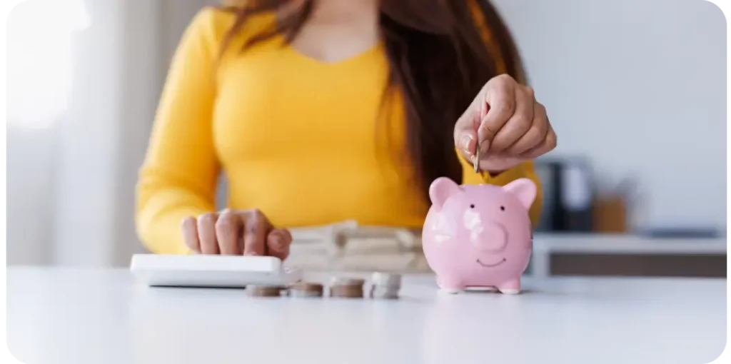 Familia organizando sus gastos y ahorros en casa