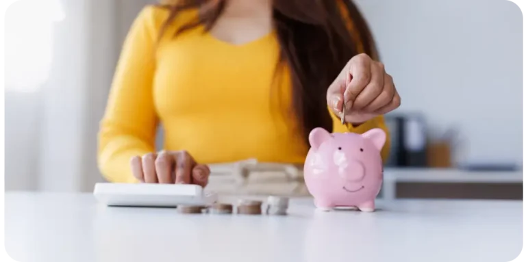 Familia organizando sus gastos y ahorros en casa