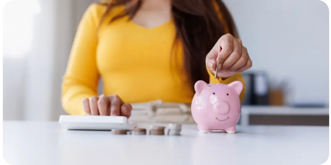 Familia organizando sus gastos y ahorros en casa
